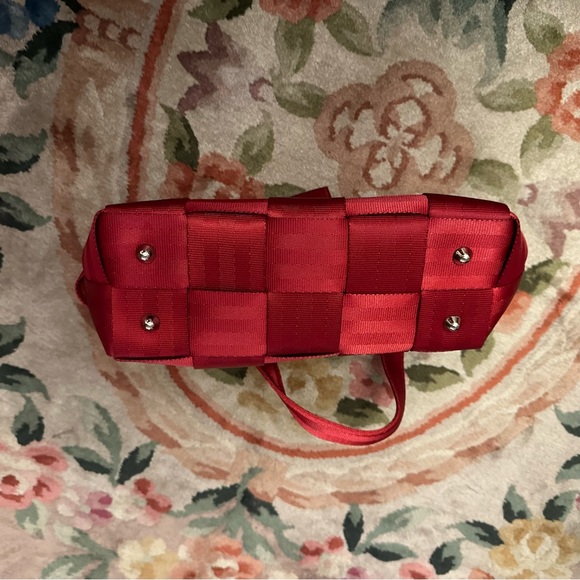 Red Harvey’s seatbelt shoulder bag - Picture 3 of 3